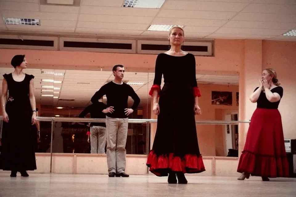 Šokėjos ir šokėjai repetuoja flamenko studijos salėje